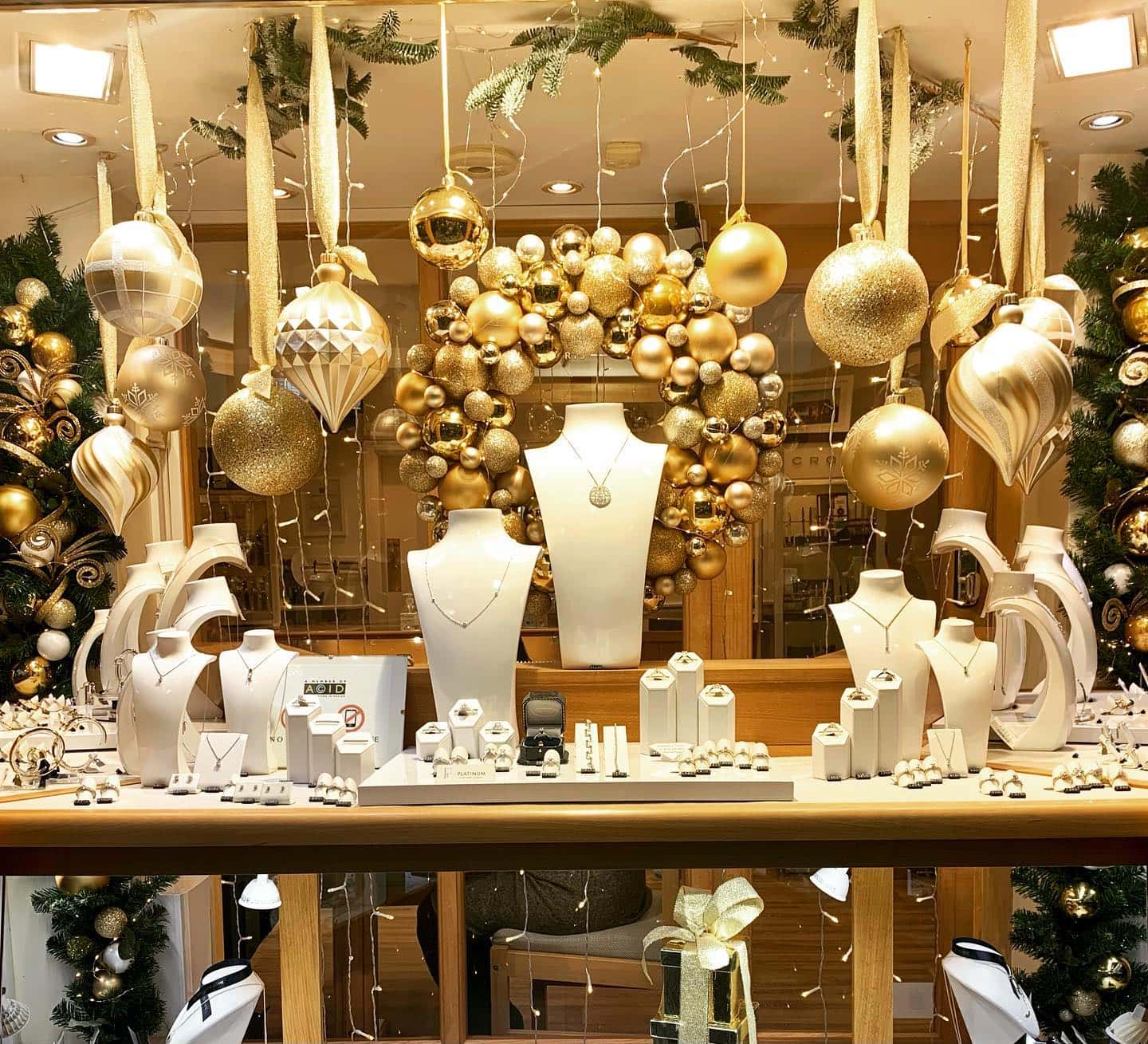 10 Christmas Window Display Ideas for Your Store